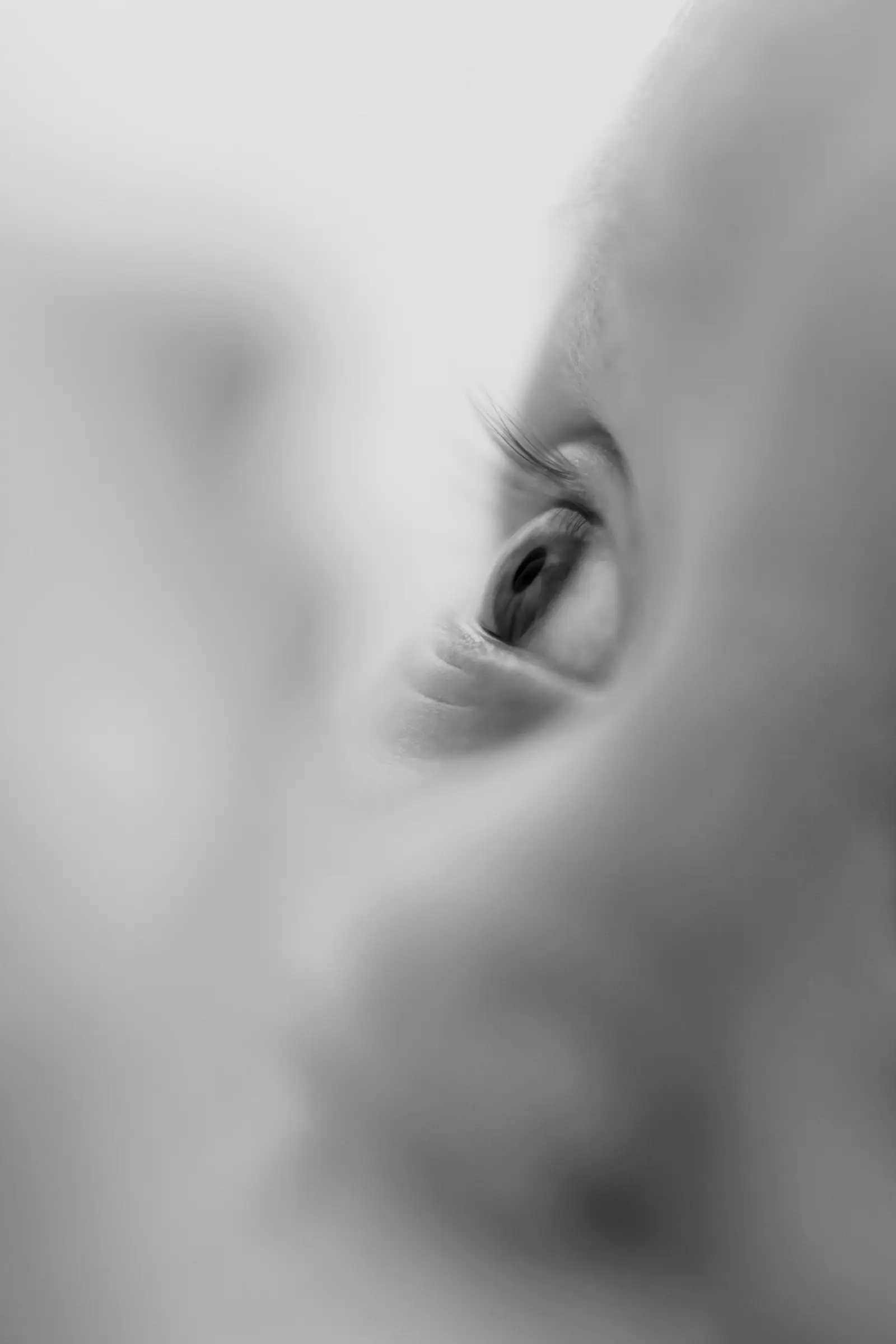 Schwarz-weiß-Detail: Auge eines Neugeborenen