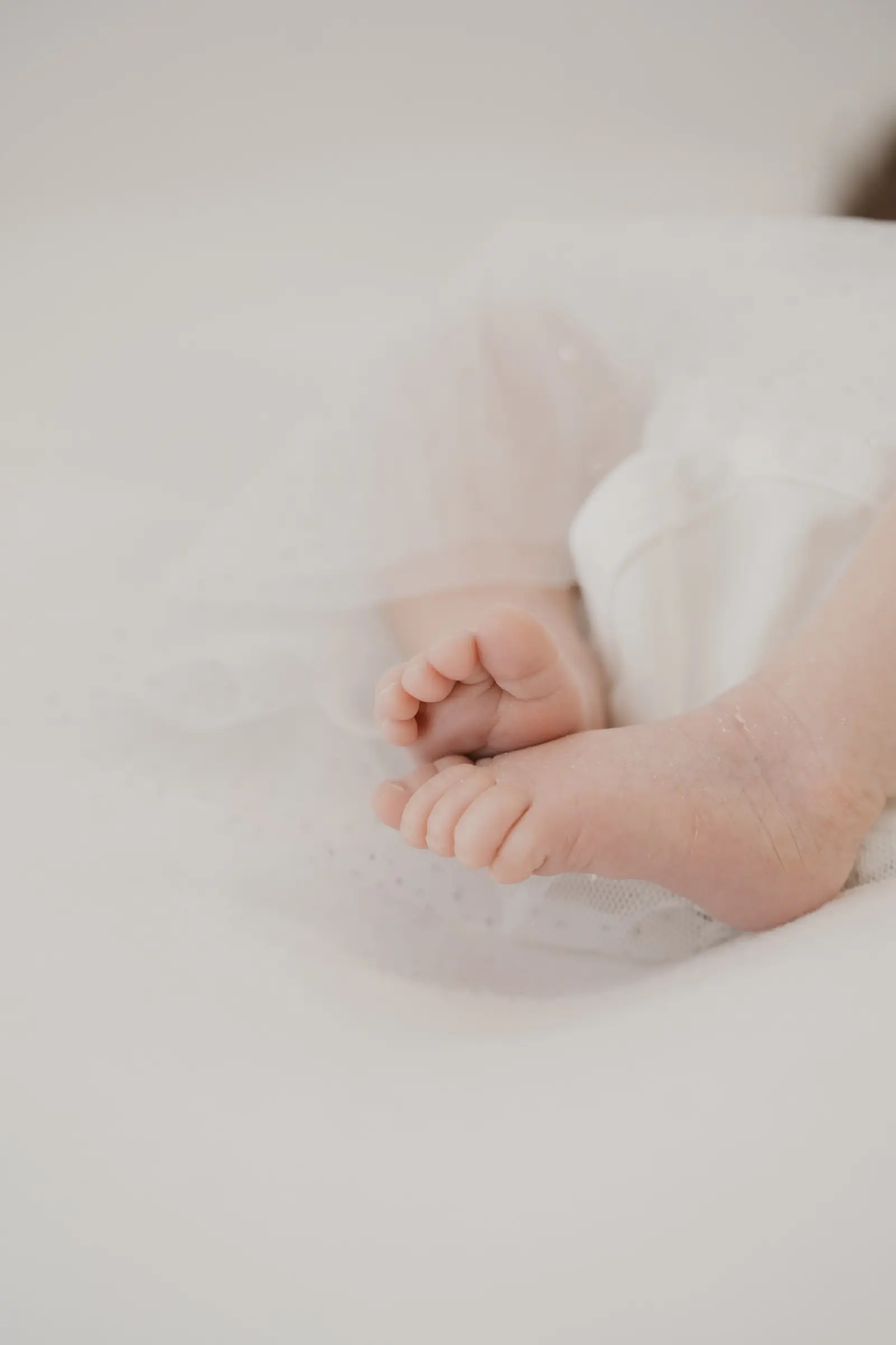 Babyfüße auf weichem, hellem Tuch